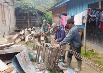 Babinsa Melaksanakan Karyabakti Dengan Warga Desa Binaan.