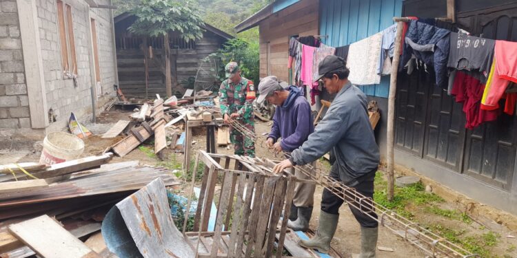 Babinsa Melaksanakan Karyabakti Dengan Warga Desa Binaan.