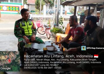 Babinsa melaksanakan komsos dengan warga Desa Binaan