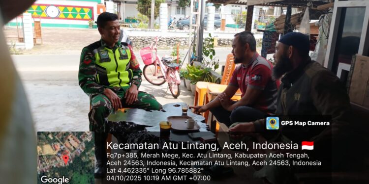 Babinsa melaksanakan komsos dengan warga Desa Binaan