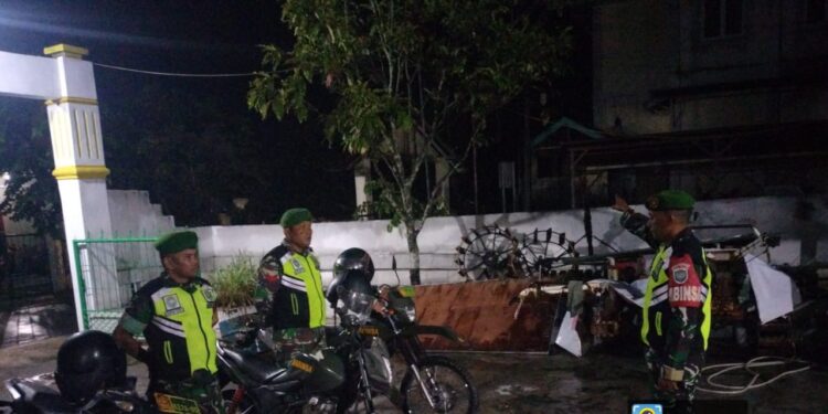 Babinsa koramil 02/Bebesen laksanakan patroli malam demi tercipta kedamaian dan kejahatan