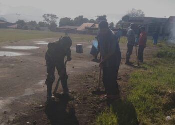 Perkuat kemanunggalam TNI  dengan rakyat, babinsa koramil 02/Bebesen kerja bakti bersama warga binaan