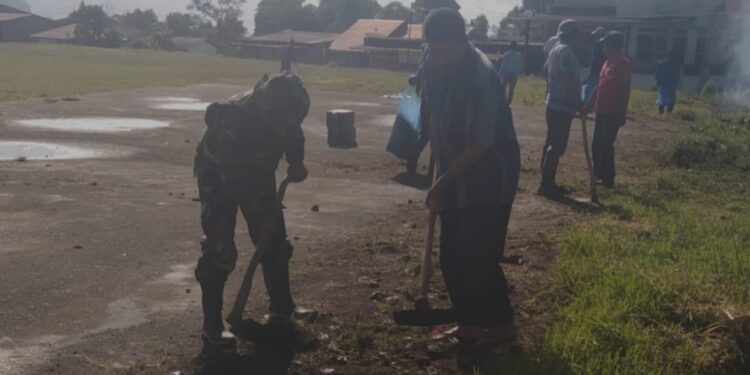 Perkuat kemanunggalam TNI dengan rakyat, babinsa koramil 02/Bebesen kerja bakti bersama warga binaan