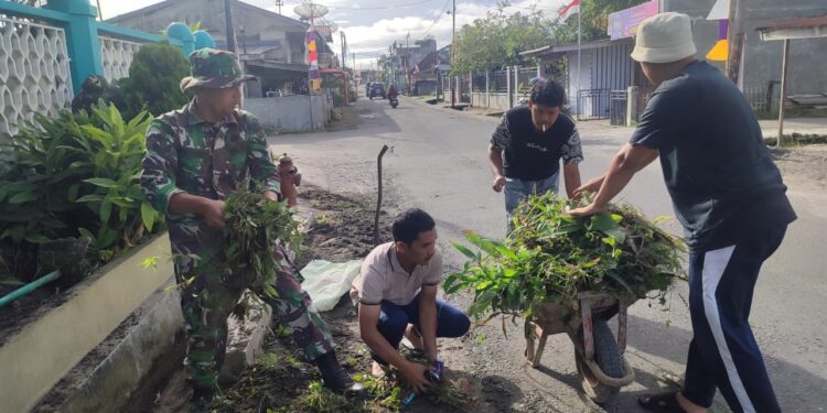 Bersihkan parit dan jalan, babinsa koramil 02/Bebesen kerja bakti bersama masyarakat