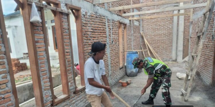Manunggal dengan rakyat babinsa koramil 02/bebesen bantu aduk pasir dan semen untuk pembangunan rumah binaan
