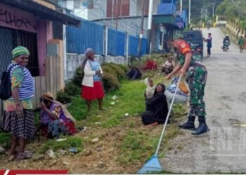 Wujudkan lingkungan bersih babinsa koramil 02/Bebesen kerja bakti bersama warga.