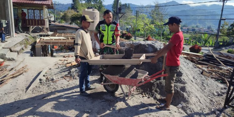 Babinsa koramil 02 / Bebesen bersama masyarakat gotong royong menyelesaikan pembangunan mesjid