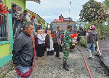 Gerak cepat babinsa koramil 02/Bebesen bantu padamkan api kebakaran rumah warga binaan
