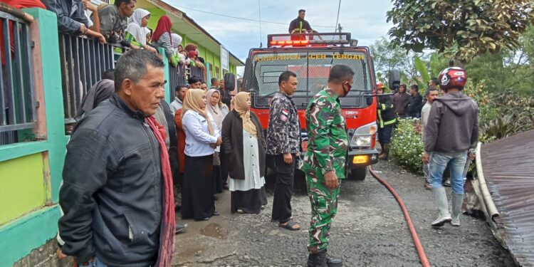 Gerak cepat babinsa koramil 02/Bebesen bantu padamkan api kebakaran rumah warga binaan