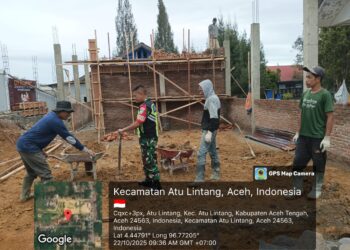 Babinsa Karya Bakti membantu warga Desa Binaan.