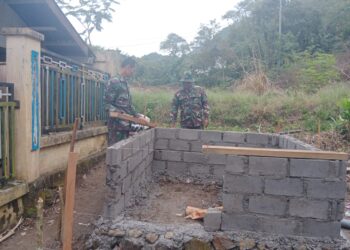 Babinsa koramil 02/Bebesen bantu masyarakat membangun mck