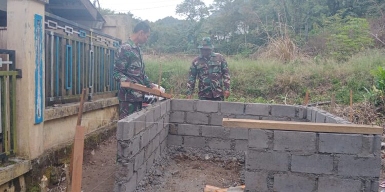 Babinsa koramil 02/Bebesen bantu masyarakat membangun mck