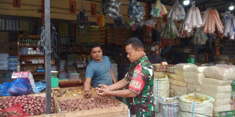Babinsa koramil 02/Bebesen jajaran monitoring harga sembako, Wujud kepedulian TNI terhadap stabilitas ekonomi rakyat.