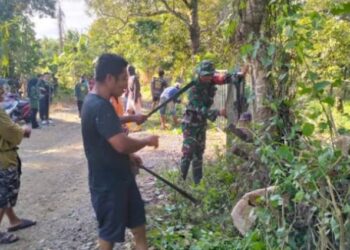 Babinsa koramil 02/Bebesen bersama warga karya bhakti bersihkan parit dari sampah dan rumput