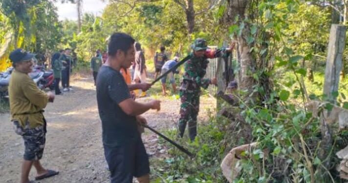 Babinsa koramil 02/Bebesen bersama warga karya bhakti bersihkan parit dari sampah dan rumput