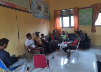 babinsa Koramil 09/Ketol melaksanakan giat komunikasi Sosial dengan ketua pemuda dan masyarakat membahas tentang keamanan desa