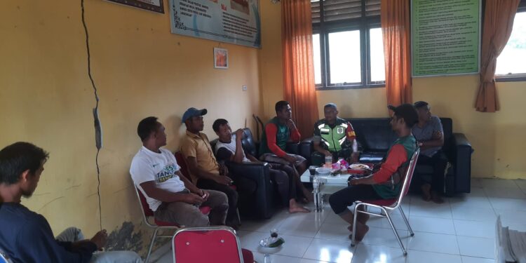 babinsa Koramil 09/Ketol melaksanakan giat komunikasi Sosial dengan ketua pemuda dan masyarakat membahas tentang keamanan desa