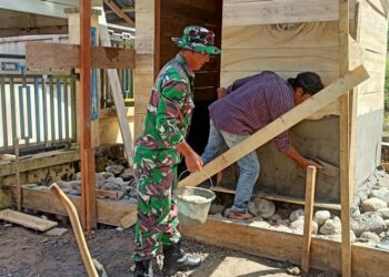 Babinsa koramil 02/Bebesen bantu warga bangun MCK di desa binaan.