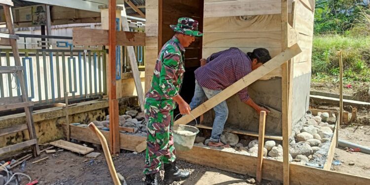 Babinsa koramil 02/Bebesen bantu warga bangun MCK di desa binaan.