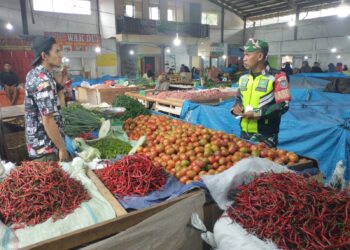 Wujud kepedulian teritorial, babinsa koramil 02/Bebesen cek Harga sembako di pasar tradisional paya ilang.