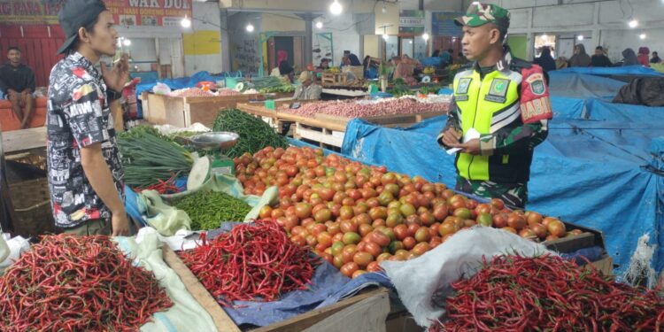 Wujud kepedulian teritorial, babinsa koramil 02/Bebesen cek Harga sembako di pasar tradisional paya ilang.
