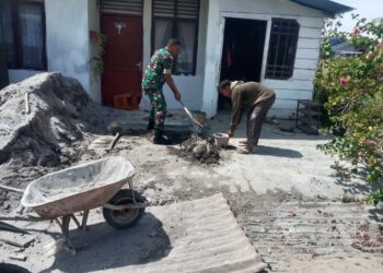 Babinsa koramil 02 / Bebesen dan warga membersihkan jalan depan rumah