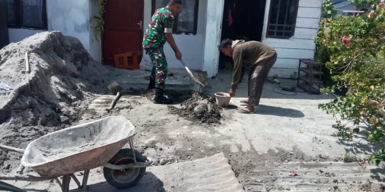 Babinsa koramil 02 / Bebesen dan warga membersihkan jalan depan rumah