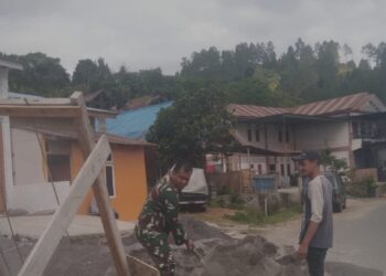 Bentuk kepedulian kepada warga, babinsa koramil 02/Bebesen bantu ayak pasir untuk pembangunan rumah warga binaan.