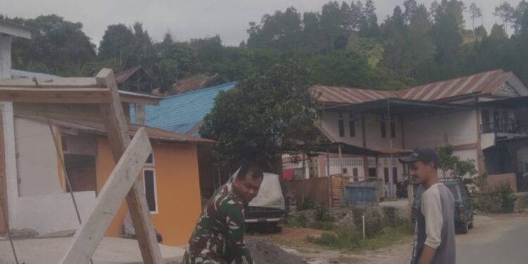 Bentuk kepedulian kepada warga, babinsa koramil 02/Bebesen bantu ayak pasir untuk pembangunan rumah warga binaan.