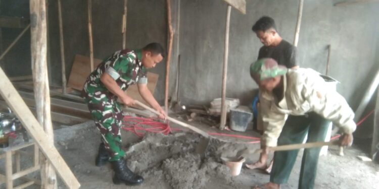 bantu aduk campuran semen pasir, babinsa koramil 02/Bebesen bantu bangun masjid di desa binaan