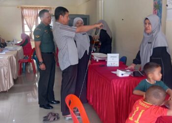 Babinsa koramil 02/Bebesen dampingi pemeriksaan kesehatan gratis untuk warga desa gelelah