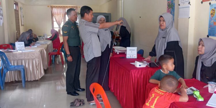Babinsa koramil 02/Bebesen dampingi pemeriksaan kesehatan gratis untuk warga desa gelelah