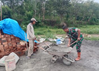 Bantu aduk campuran semen, bentuk upaya babinsa koramil 02/Bebesen ringankan beban warga binaan