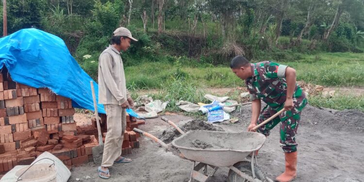 Bantu aduk campuran semen, bentuk upaya babinsa koramil 02/Bebesen ringankan beban warga binaan