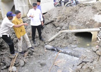 Pemkab Aceh Tengah Tangani Banjir Jalan Lintang, Wabup Muchsin Hasan Turun Langsung Tinjau Pemasangan Box Culvert