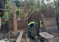 Wujudkan kemanunggalan TNI babinsa koramil 02/Bebesen bantu warga buat pondasi rumah