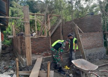 Wujudkan kemanunggalan TNI babinsa koramil 02/Bebesen bantu warga buat pondasi rumah