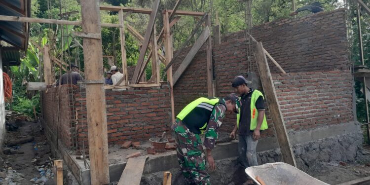 Wujudkan kemanunggalan TNI babinsa koramil 02/Bebesen bantu warga buat pondasi rumah