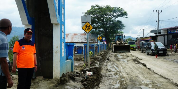 Akses Tertutup Lumpur, Pemkab Aceh Tengah Kerahkan Alat Berat di Jalan Mendale